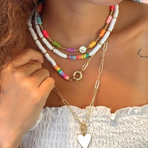 Boho σετ κολιέ με πολύχρωμους δίσκους και χρυσό μενταγιόν σε σχήμα καρδιάς