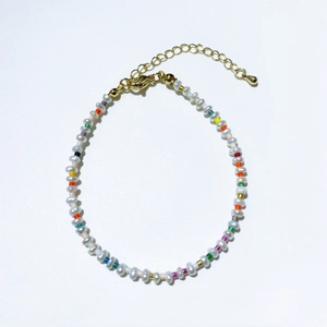 Bracciale di perle barocche fatto a mano con perline Miyuki colorate e catena dorata