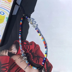 Lanière de téléphone faite main avec perles colorées et breloques en cristal taillé