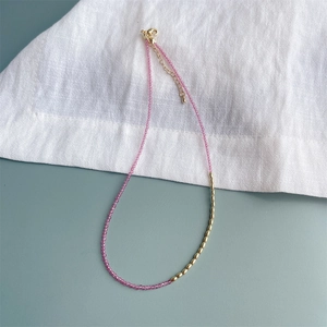 Minimalistische ketting met 2mm paarse zirkoon en gouden kralen en verstelbare karabijnsluiting
