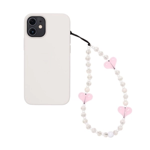 Détail de perles blanches rayées et cœurs en acrylique rose sur une dragonne de téléphone