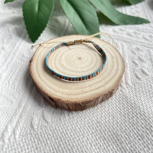 Détail d'un bracelet bohème fait main avec motifs colorés et curseur réglable pratique