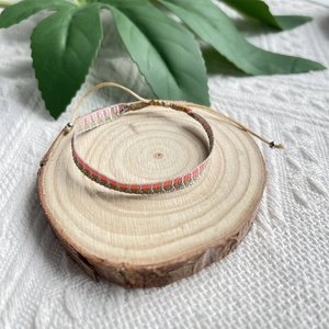 Bracelet d'amitié tissé ethnique bohème avec fil métallique réglable sur bois
