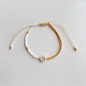 Verstelbare geweven armband met gouden kralen en schelpen letter D voor dames