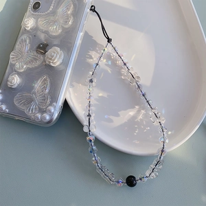 Bijou de téléphone en perles irisées sur coque avec papillon et détails en perles