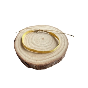 Bracelet bohème en cordon tressé jaune vif avec cordon de serrage réglable sur bois