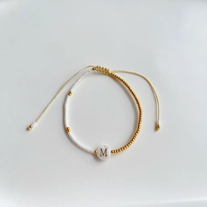 Verstelbare armband in Franse stijl met gouden kralen, witte kralen en letter M