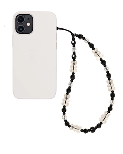 Détail d'une dragonne de téléphone à perles noires et blanches avec fleurs en acrylique