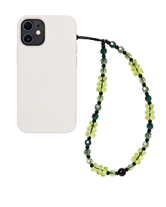 Détail du bijou de téléphone avec oursons vert et perles de cristal sur téléphone blanc