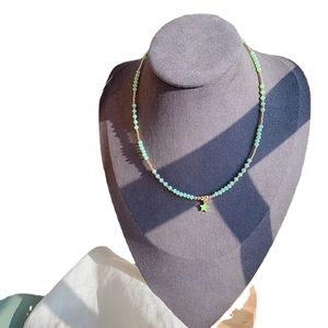 Boheemse lichtgroene kralenketting met gouden accenten en een levendige sterhanger