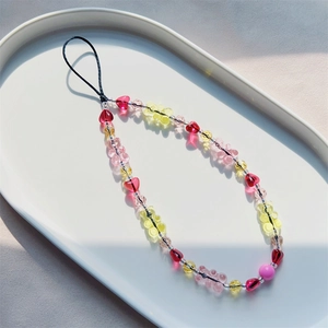 Bijou de téléphone en perles colorées avec cœurs et perles lanternes claires