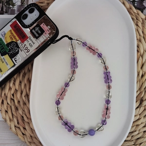Bijou de téléphone en perles acryliques cœurs et ours violets et roses sur plateau
