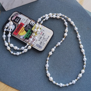 Bijou de téléphone long et élégant avec perles blanches irrégulières et perles dorées