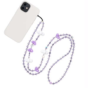 Chaîne de téléphone perlée avec coeurs violets et nuages blancs sur coque blanche