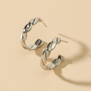 Orecchini a cerchio a C intrecciati in argento 18K con design geometrico elegante