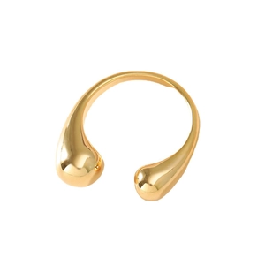 Girocollo minimalista in ottone dorato con estremità a goccia lucide su sfondo bianco