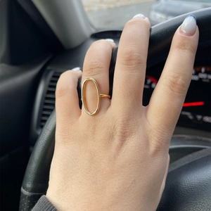 Minimalistischer vergoldeter Messingring mit hohlem ovalen geometrischen Design für Damen