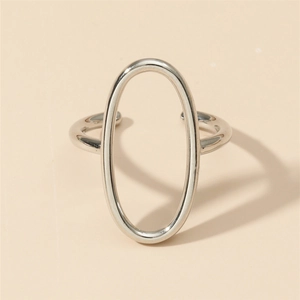 Versilberter Messingring mit ovalem Hohlraum und verstellbarem Band im geometrischen Design