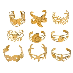 Set mit neun goldenen Edelstahl-Armreifen mit Seestern Koralle und Muschel Motiven