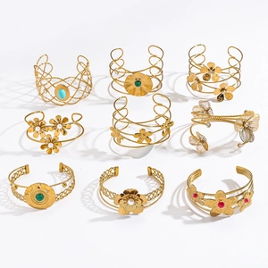 9er-Set goldene Armreifen mit Blumenmotiven, Türkis- und Perlenakzenten für Damen