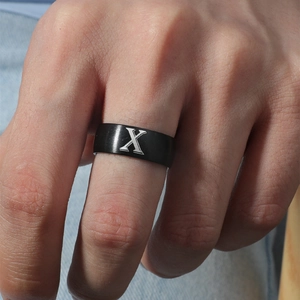 Anillo de hombre 8mm en acero inoxidable negro con textura cepillada y letra X plata