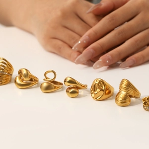 Détails macro de bagues épaisses plaquées or 18 carats aux motifs géométriques