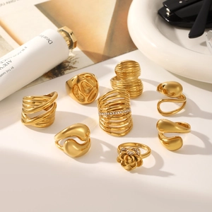 Ensemble de bagues en acier inoxydable plaqué or 18 carats aux designs floraux variés