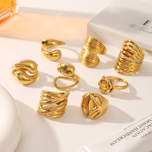 Détails de bagues en acier inoxydable plaqué or 18k avec motifs de roses et textures
