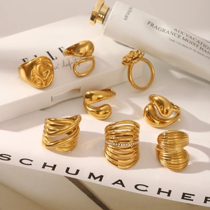 Ensemble de 8 bagues minimalistes en acier inoxydable plaqué or 18 carats avec fleurs
