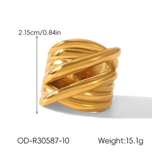 Détails d'une bague épaisse en or 18k montrant la hauteur de 2,15cm et le poids de 15,1g