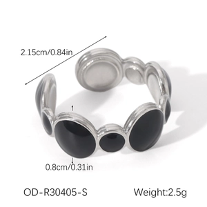 Adjustable silver ring with black stones showing dimensions 2.15cm and 2.5g weight