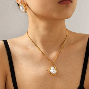 Elegante set di collana e orecchini con perle barocche irregolari tonalità oro