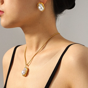 Set di gioielli in stile francese con collana di perle barocche e orecchini dorati