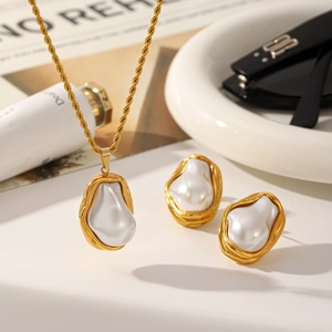 Elegante set di gioielli in acciaio inossidabile dorato con perle barocche su ciotola