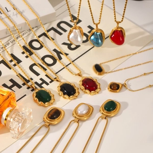 Colliers vintage dorés avec pierres précieuses ovales colorées et pendentifs carrés
