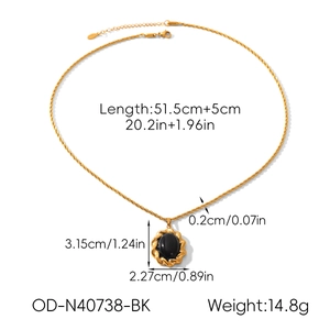 Détail du collier vintage en or avec pendentif ovale noir et bordure ondulée texturée