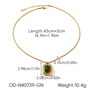 Détails d'un collier vintage en acier doré avec pendentif en pierre verte et dimensions