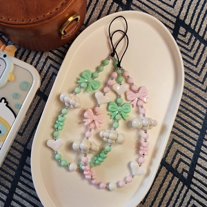 Cinturino per telefono in perline fatto a mano con nuvole macaron e fiocchi rosa