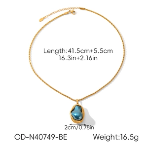 Vue détaillée du collier chaîne torsadée dorée avec pendentif bleu, dimensions et poids