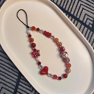 Bijou de téléphone perlé fait main avec cœurs rouges, papillons et perles panda