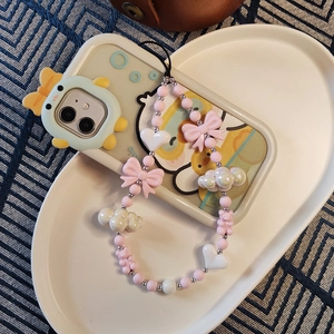 Dettaglio del ciondolo per telefono con perline rosa e bianche e piccoli charms a cuore