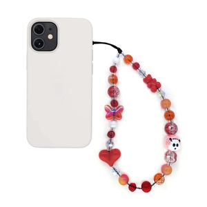 Bijou de téléphone perlé fait main avec panda, cœur rouge et charms colorés sur coque blanche