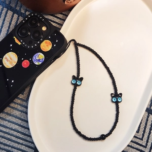 Dragonne de téléphone perlée avec chats noirs rigolos et grands yeux bleus vifs