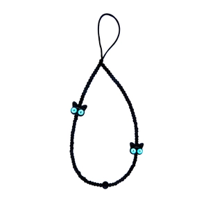 Bijou de téléphone en perles noires avec têtes de chat rigolotes et grands yeux bleus