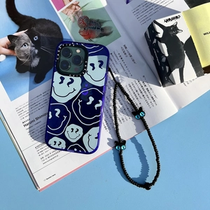 Coque iPhone smiley bleu avec dragonne de perles noires et breloques de chat aux yeux bleus