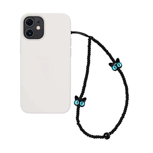 Dragonne de téléphone perlée noire avec deux chats noirs aux yeux bleus sur coque
