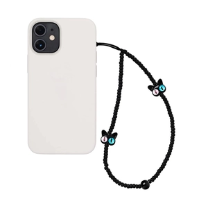 Détail de dragonne de téléphone avec perles noires et pendentifs chat aux yeux colorés