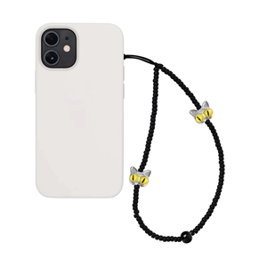 Détail du cordon de téléphone perlé avec pendentifs chat argentés et perles noires rondes