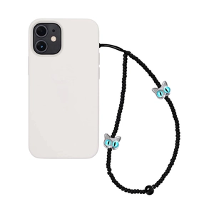 Détails de la dragonne de téléphone en perles noires avec des breloques chat argentées