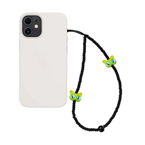 Détail de dragonne de téléphone en perles noires avec breloque chat vert mignon et grands yeux